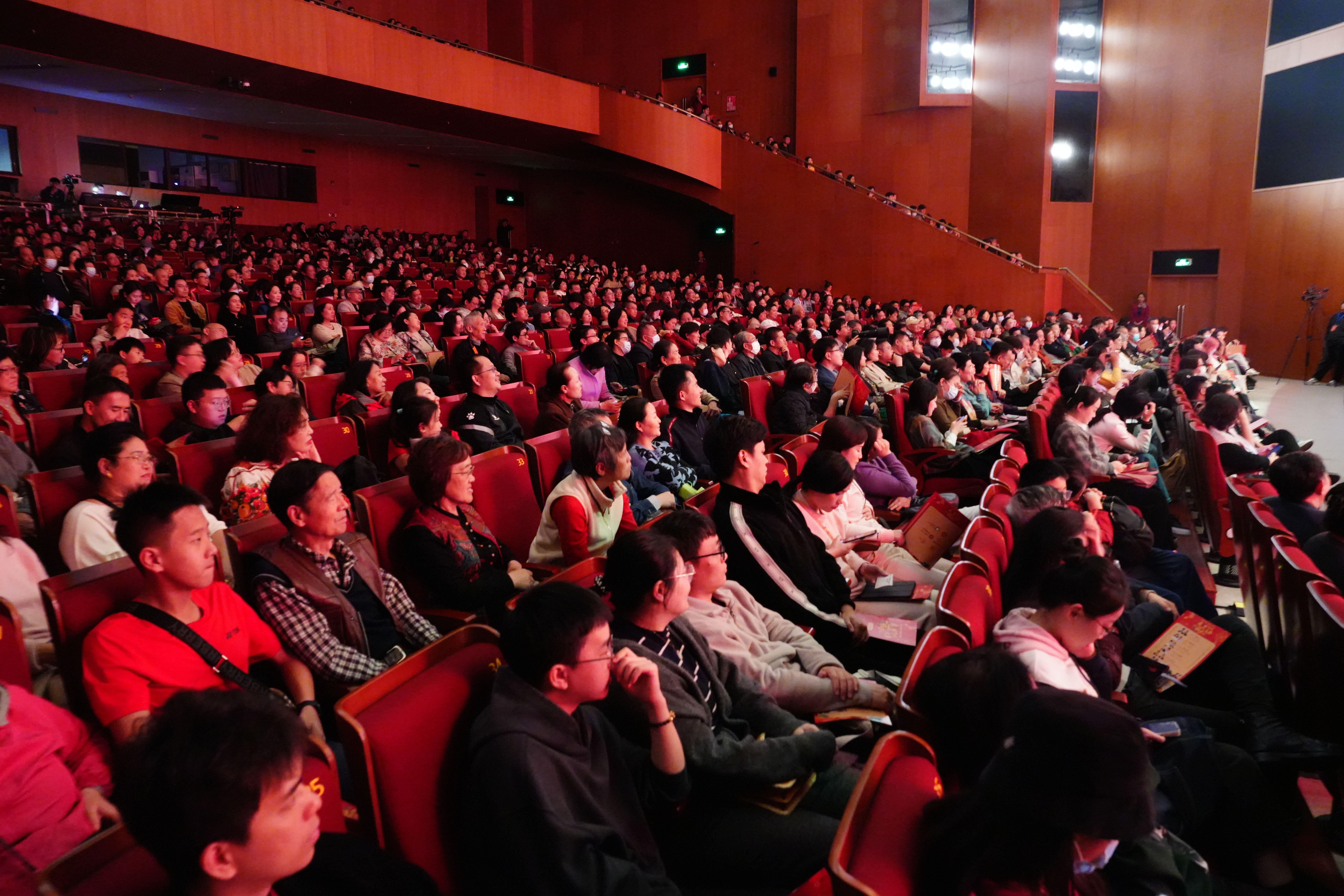 总决赛现场热闹非凡，观众激情高涨，呐喊声不绝于耳！