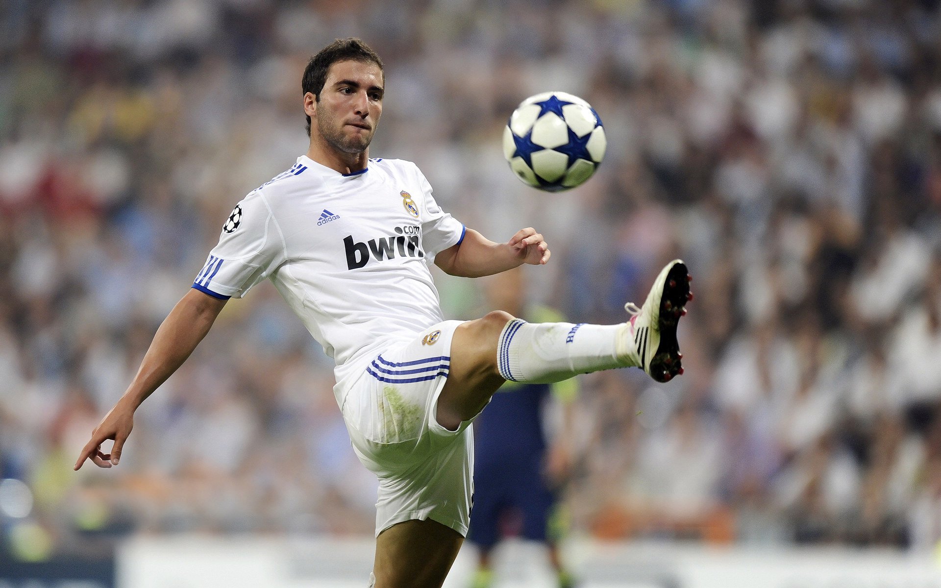 皮克艺术性撕裂防线，希腊战术完胜爱尔兰